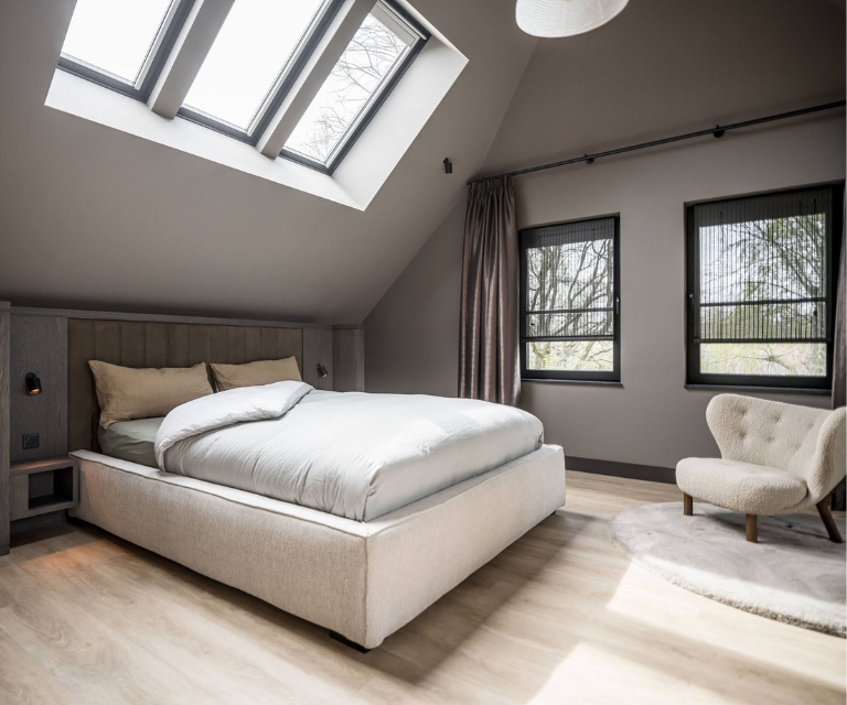 Zwart rolgordijn van geweven hout in de slaapkamer