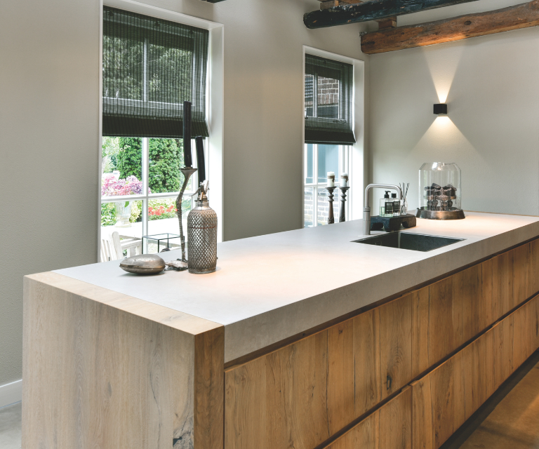 Zwart vouwgordijn van geweven hout in keuken