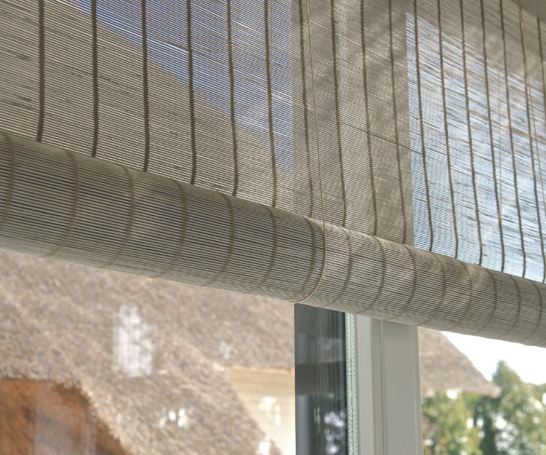 Licht rolgordijnen van geweven hout