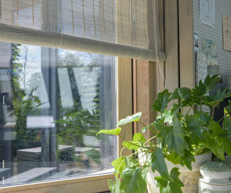 Licht hout geweven rolgordijn in de keuken