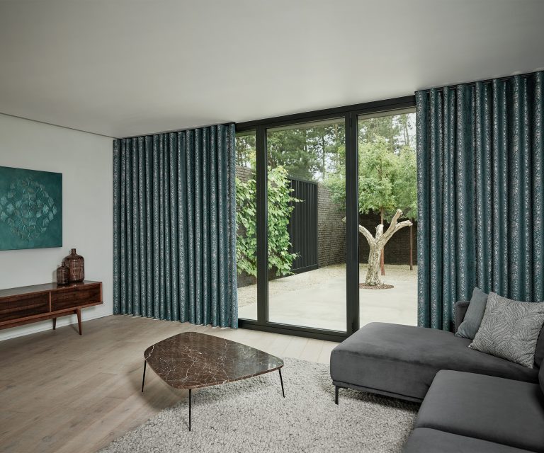 Gordijn – Overgordijn – Kobe (niet voor WAH) – Spar – blauw – sfeerfoto – liggend – woonkamer