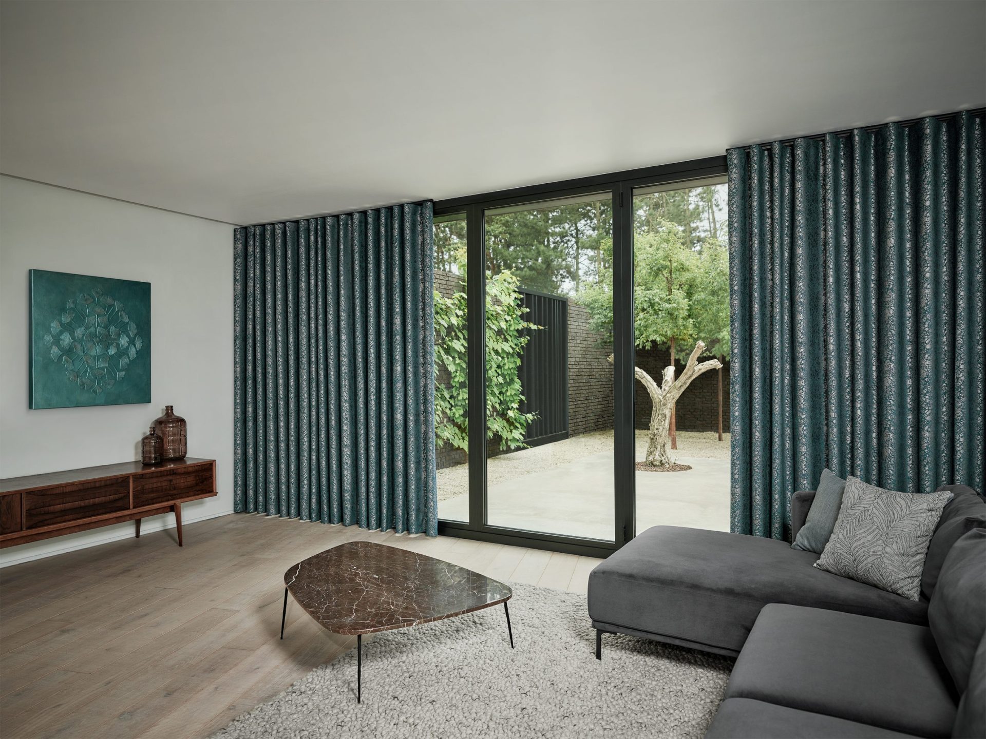 Gordijn – Overgordijn – Kobe (niet voor WAH) – Spar – blauw – sfeerfoto – liggend – woonkamer