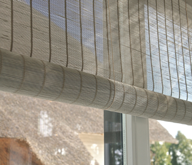 Geweven hout raamdecoratie in lichte tijdloze beige tint