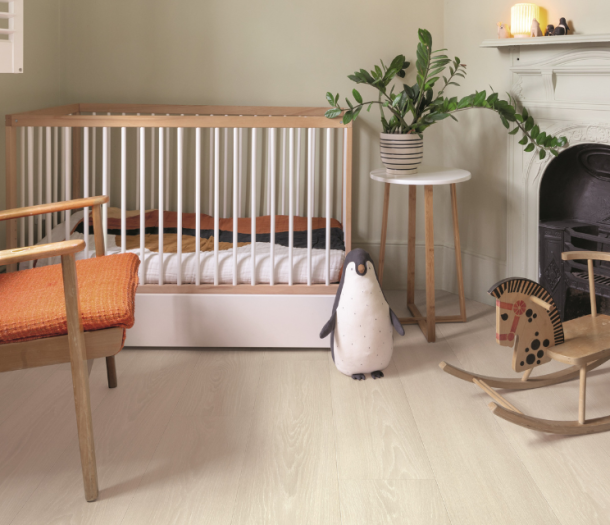 Lichte laminaat vloer in de kinderkamer