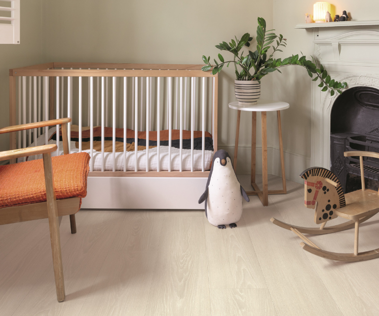 Lichte laminaat vloer in de kinderkamer