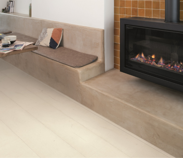 Lichte laminaat vloer bij de eettafel