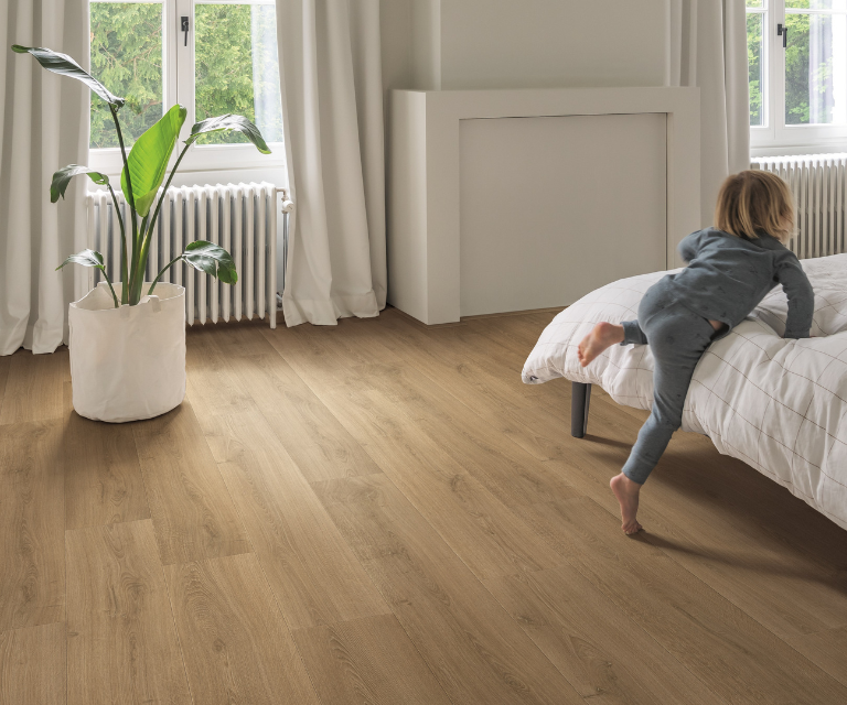 Warm bruine laminaat vloer in de slaapkamer