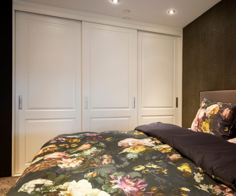 Witte schuifdeurkasten op maat bij De Woonspecialist