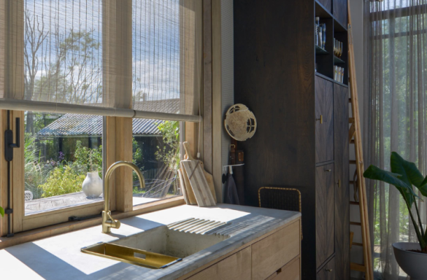 Licht rolgordijn van geweven hout in de keuken Licht rolgordijn van geweven hout in de keuken