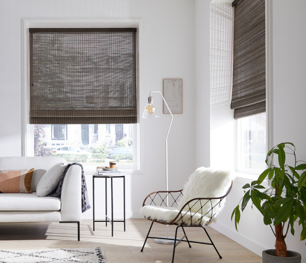 Donker bruin geweven hout raamdecoratie in de woonkamer