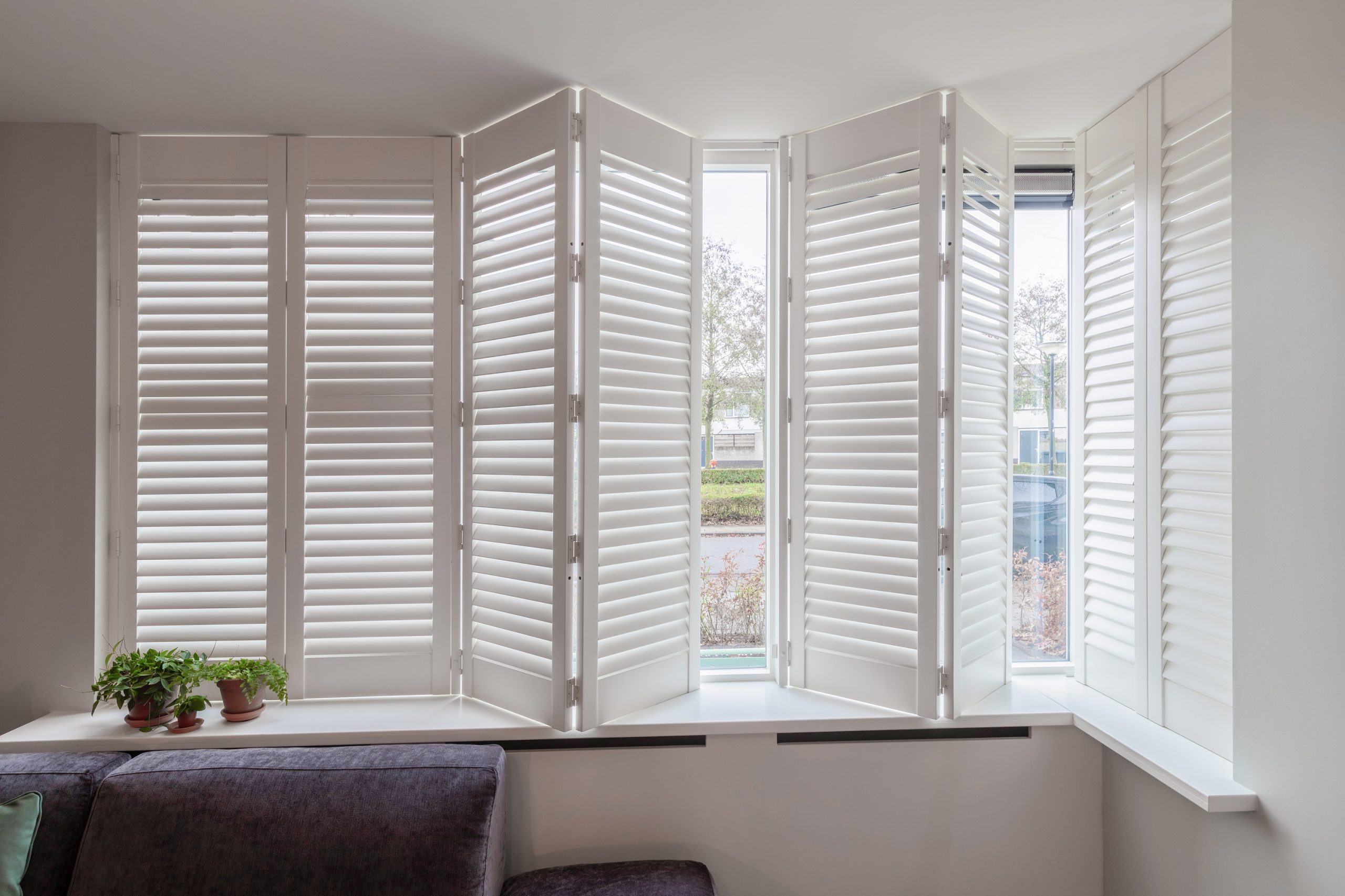 Witte shutters voor de ramen