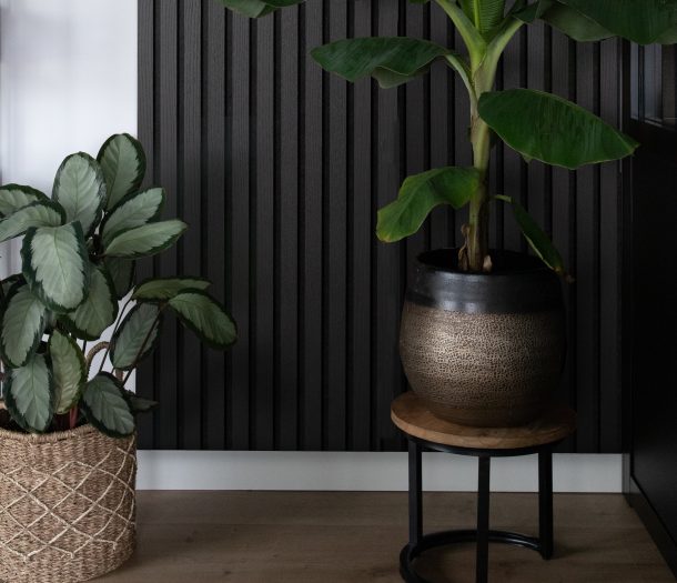 Zwarte wandpanelen van Akupanels in de woonkamer