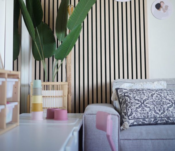 Lichte wandpanelen van Akupanels achter de bank