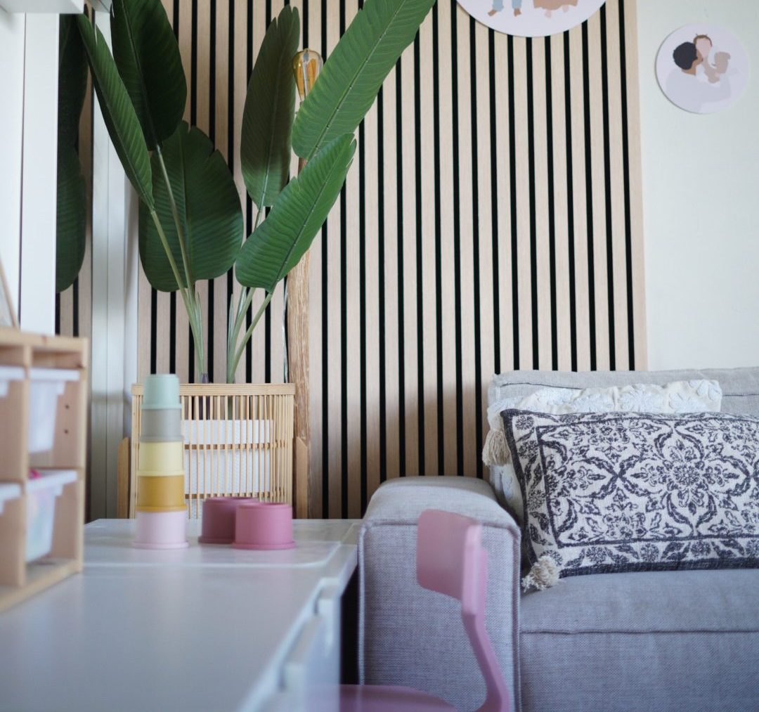 Lichte wandpanelen van Akupanels achter de bank