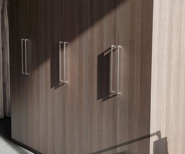 Draaideurkasten donker hout op maat bij De Woonspecialist – slider 3