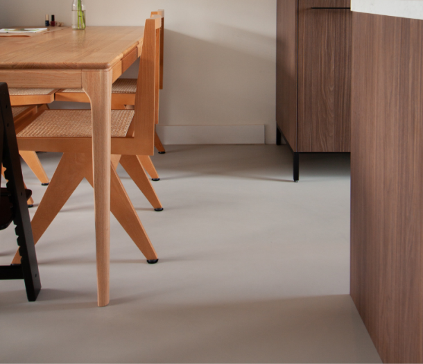 Licht grijze gietvloer in de eetkamer