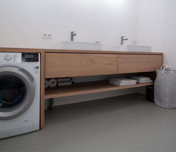 Licht grijze gietvloer in de badkamer