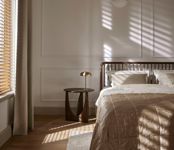 Slaapkamer met tweepersoons bed, kamerhoge gordijnen, elegante accessoires in Hotel chique stijl Slaapkamer met tweepersoons bed, kamerhoge gordijnen, elegante accessoires in Hotel chique stijl
