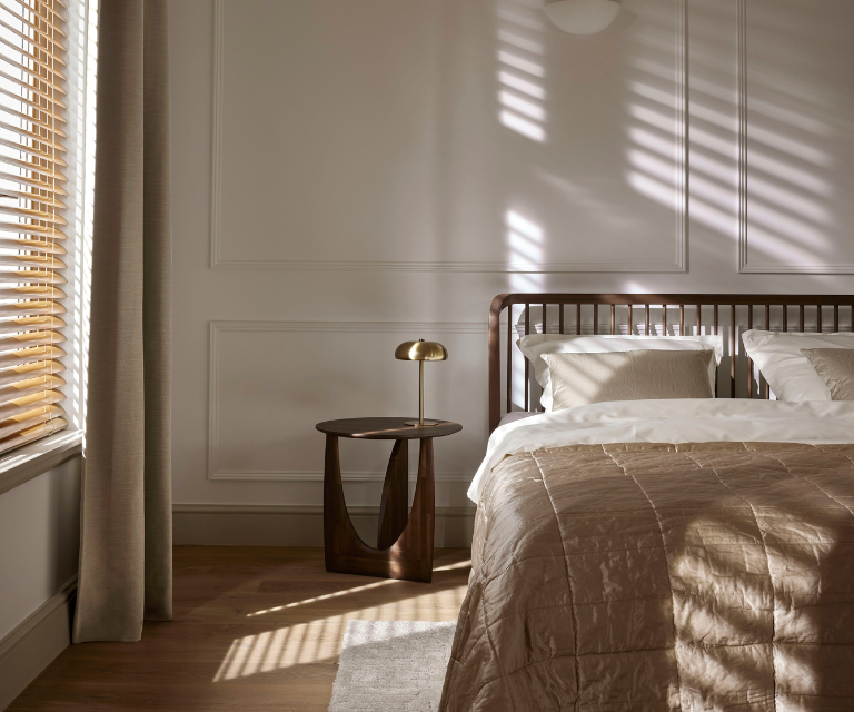Slaapkamer met tweepersoons bed, kamerhoge gordijnen, elegante accessoires in Hotel chique stijl