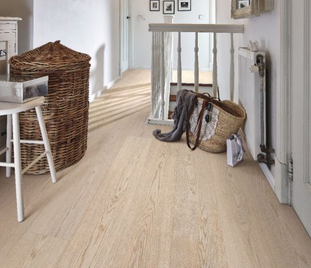 Robuuste houtlook Lindura fineerparket vloer in de hal