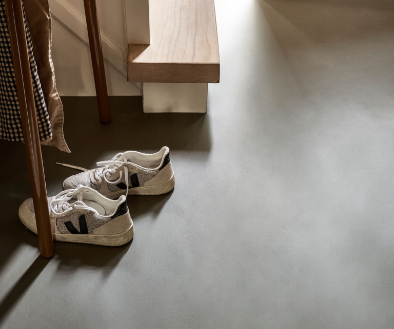 Grijze marmoleum betonlook in de hal