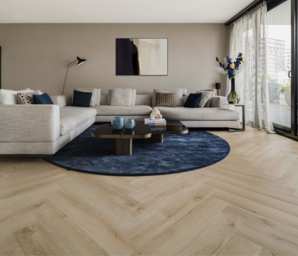 Houttint pvc visgraatvloer in woonkamer