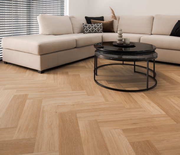 Lichte brede pvc-visgraatvloer in de woonkamer