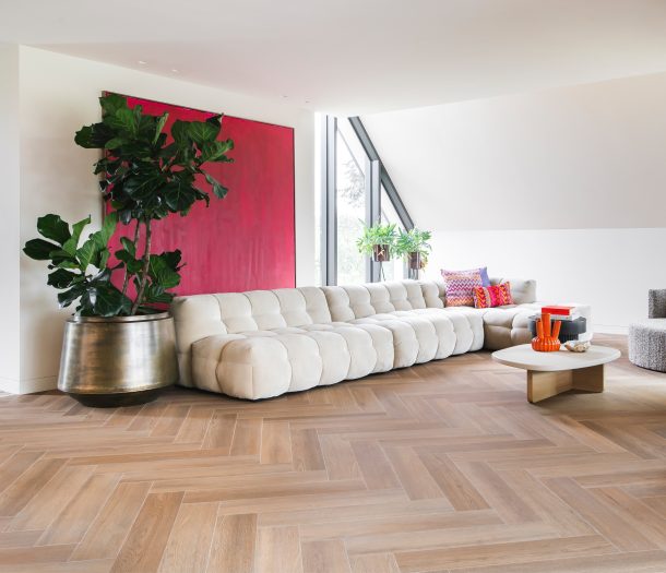 Lichte brede pvc-visgraatvloer in de woonkamer