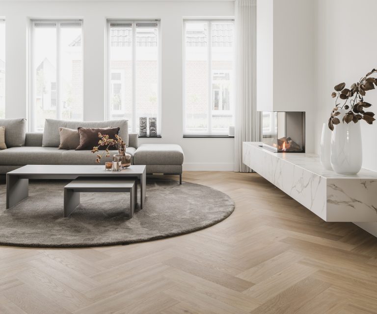 Lichte brede pvc-visgraatvloer in de woonkamer