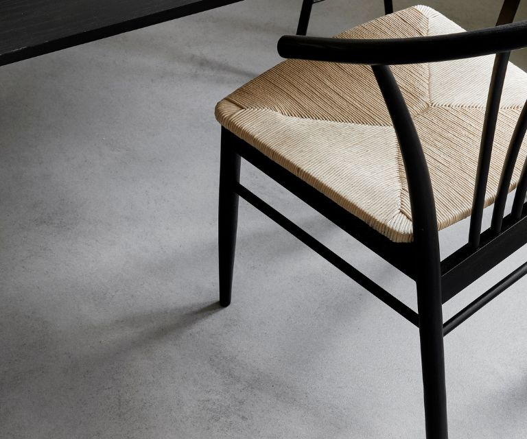 Lichte vinyl betonlook vloer in de eetkamer