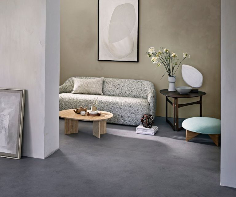 Donkere vinyl betonlook vloer in de woonkamer