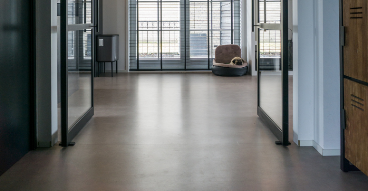 Vinyl betonlook in de hal