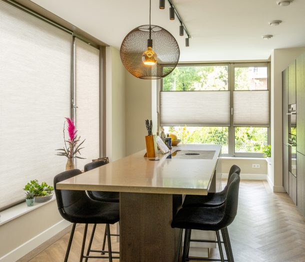 WS – Luxaflex – Duette shade – licht grijs – eethoek – staand WS – Luxaflex – Duette shade – licht grijs – eethoek – staand
