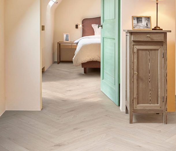 COREtec – naturals – pvc – houtlook – licht – grijs – visgraat – slaapkamer – liggend COREtec – naturals – pvc – houtlook – licht – grijs – visgraat – slaapkamer – liggend