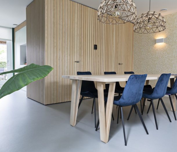 Keuken met houten 6-persoons eettafel, behang met bladpatroon en lichtgrijze marmoleum vloer Keuken met houten 6-persoons eettafel, behang met bladpatroon en lichtgrijze marmoleum vloer