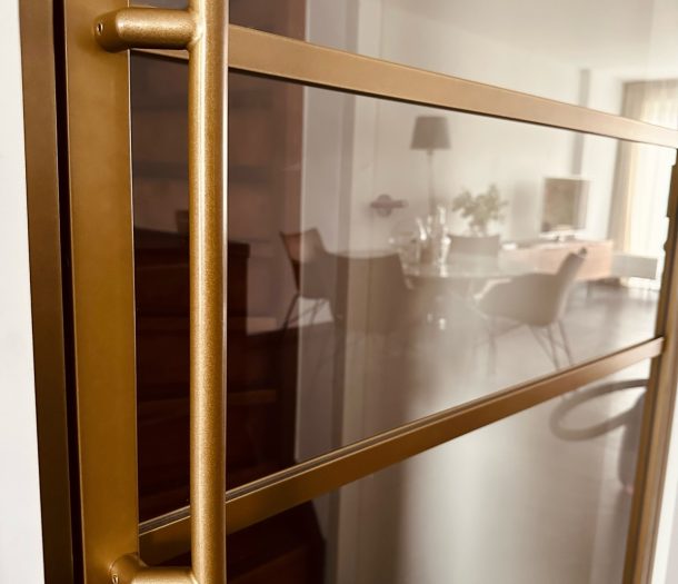 SolidDoor Stalen deur messing goud bij de Woonspecialist SolidDoor Stalen deur messing goud bij de Woonspecialist