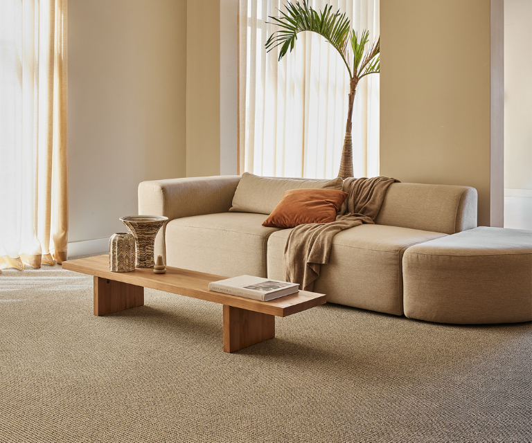 Licht beige tapijt in de woonkamer
