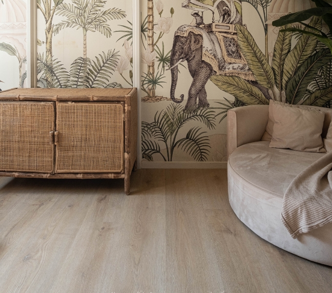 Kinderkamer met jungle behang, fluwelen bank en pvc vloer brede planken
