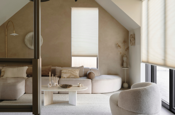 Beige dupligordijnen in een scandinavische woonstijl woonkamer