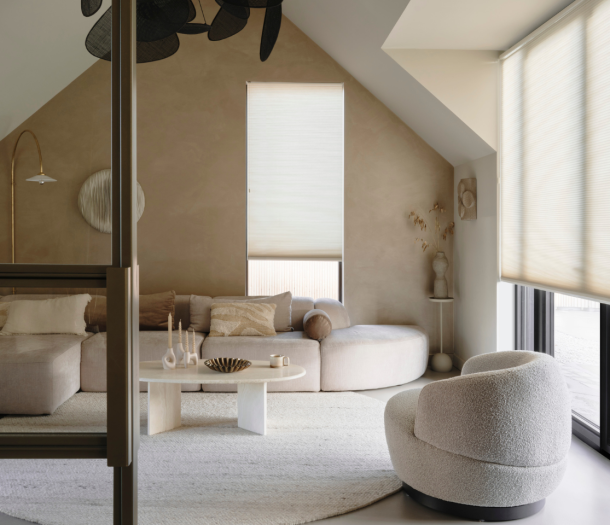 Beige dupligordijnen in een scandinavische woonstijl woonkamer Beige dupligordijnen in een scandinavische woonstijl woonkamer