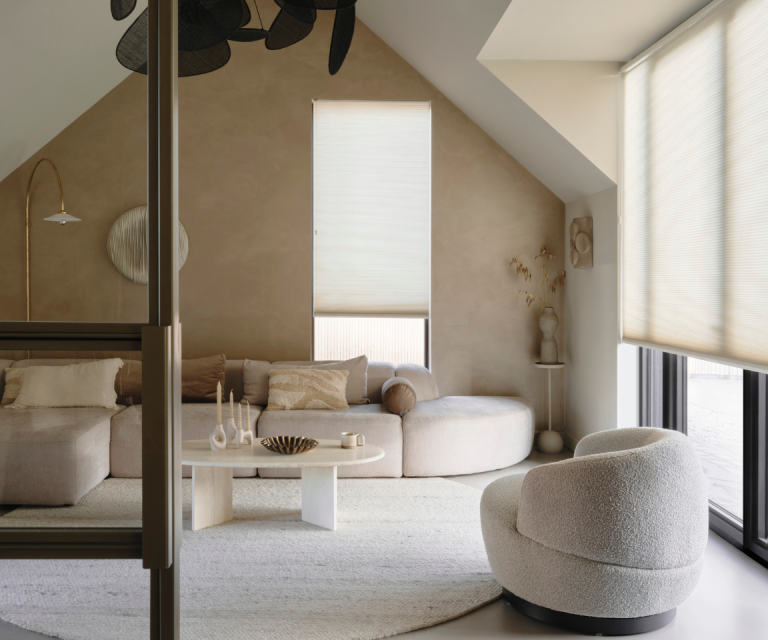 Beige dupligordijnen in een scandinavische woonstijl woonkamer