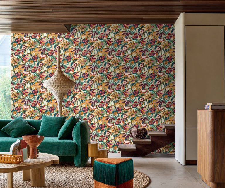 Bohemian stijl woonkamer met turkoise bank en accessoires van natuurlijke materialen