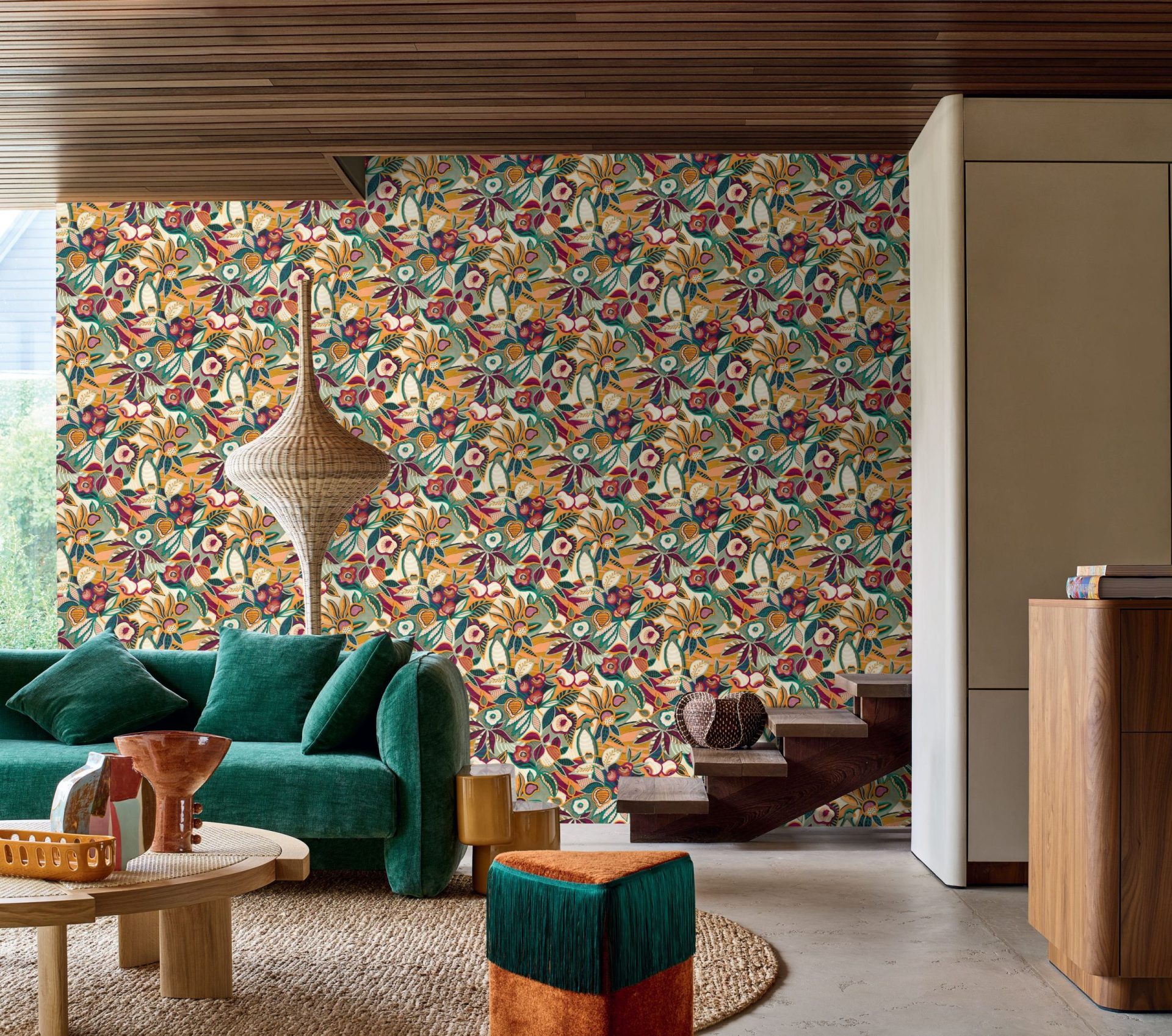 Bohemian stijl woonkamer met turkoise bank en accessoires van natuurlijke materialen