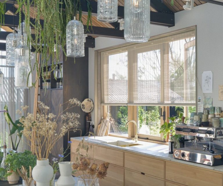 Bohemian stijl keuken met raamdecoratie van geweven hout