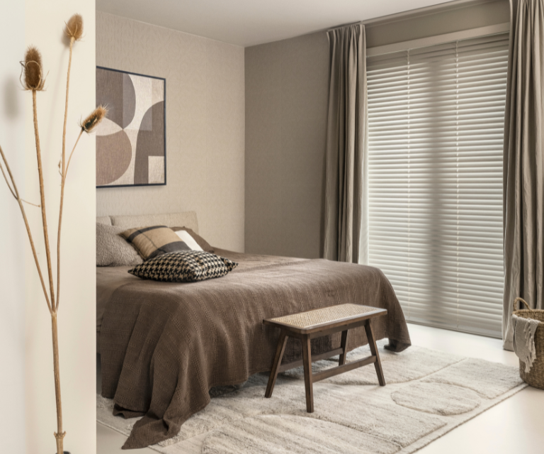 Witte jaloezieën en grijzige gordijnen in een japandi woonstijl slaapkamer Witte jaloezieën en grijzige gordijnen in een japandi woonstijl slaapkamer