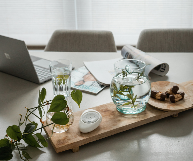 Sfeerfoto van een Luxaflex® pebble op tafel Sfeerfoto van een Luxaflex® pebble op tafel