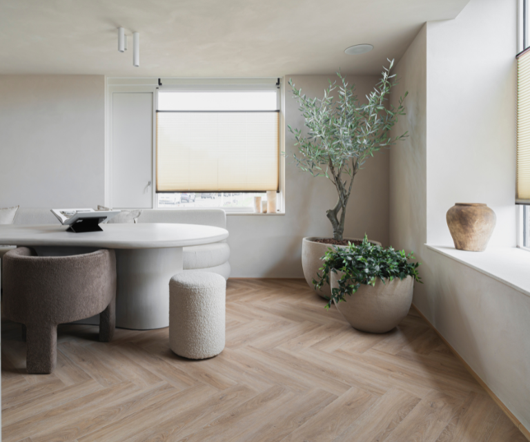 Beige kleurige dupligordijnen in de eethoek met visgraatvloer Beige kleurige dupligordijnen in de eethoek met visgraatvloer