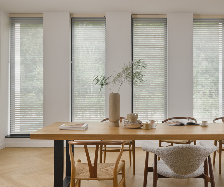 Witte duette® shades in de eetkamer met een visgraat vloer