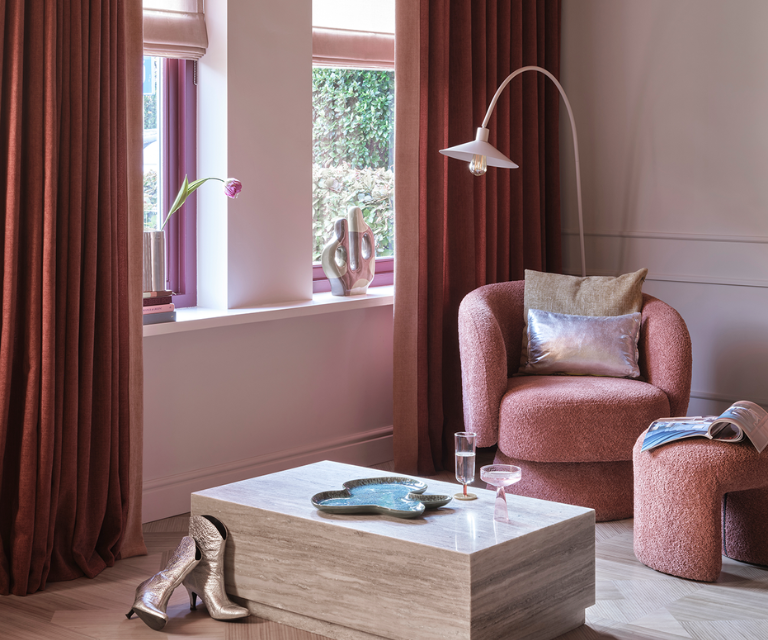 Rode overgordijnen en roze vouwgordijnen in een retro chique woonkamer Rode overgordijnen en roze vouwgordijnen in een retro chique woonkamer