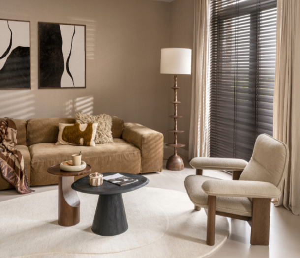 donker bruine horizontale jaloezieën van bece® met beige gordijnen in een japandi woonstijl woonkamer